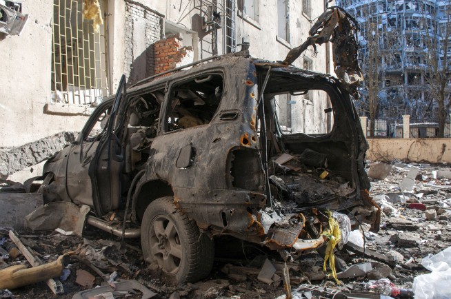 Ukraine thwarts Russian advances; fight rages for Mariupol