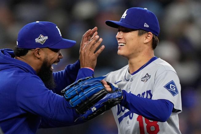 Yamamoto throws first World Series complete game since 2015 as Dodgers beat Blue Jays 5-1 in Game 2