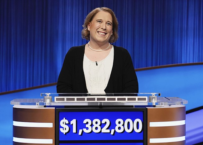 'Jeopardy!' champ Amy Schneider opens a new chapter for show