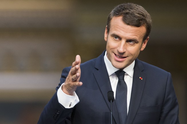 Putin visits France for talks; Macron does not give an inch