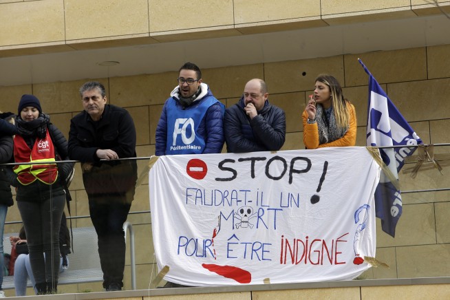Guards block 18 French prisons after inmate knife attack