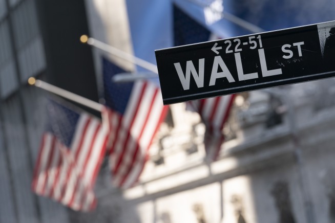 US stocks can't hold on to an early gain and resume falling