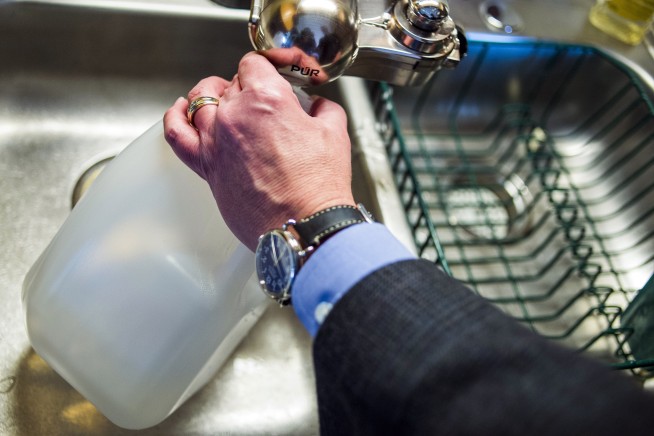 Michigan governor to drink Flint water for at least a month