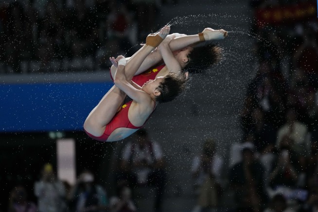 North Korea wins first diving medal ever, as China continues dominance with another gold