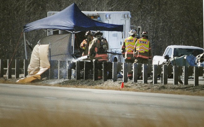 Police: 3 die in plane crash on I-55 in central Illinois