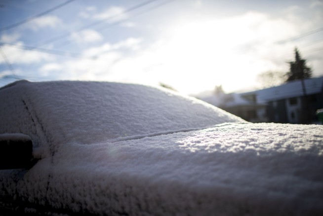 Major storm dumps snow, closes mountain routes in California