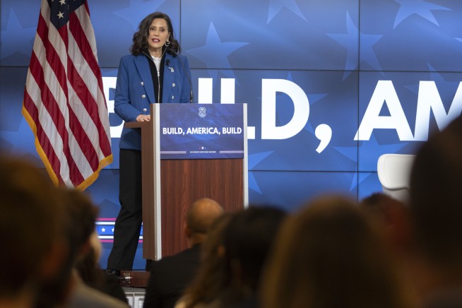 Trump offers rare praise for Michigan Gov. Whitmer as she appears with him in Oval Office