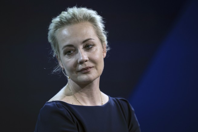 A Russian court orders the arrest of opposition leader Navalny's widow, who lives abroad