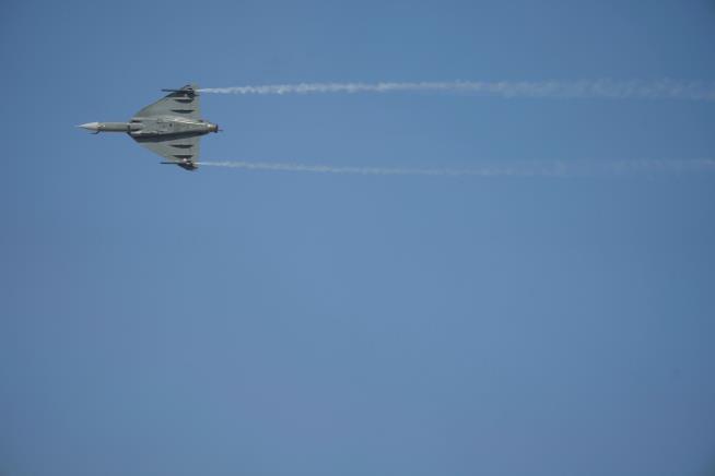 Indian fighter jet crashes during a demonstration flight at Dubai Air Show, killing the pilot