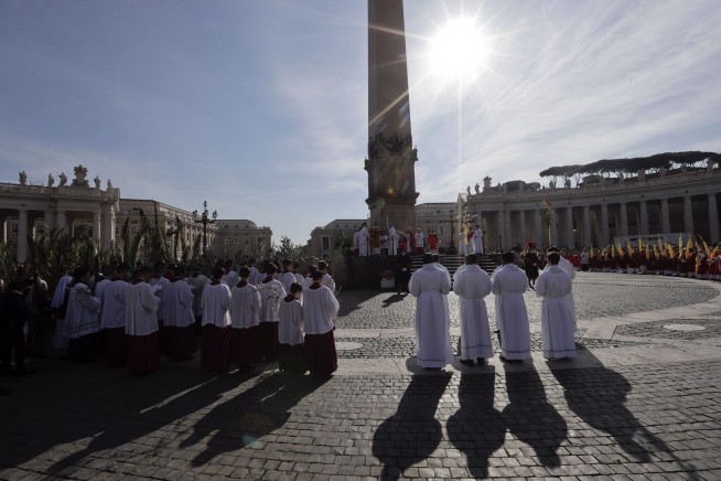 On Palm Sunday, pope urges youth to raise their voices