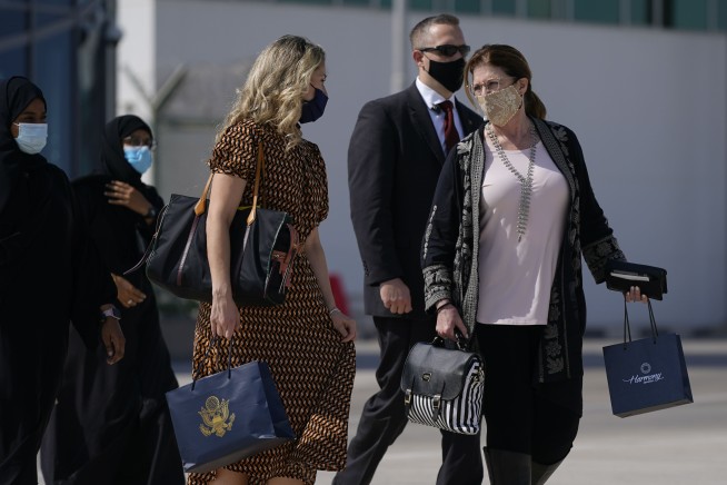 Watchdog clears Pompeo's wife of travel ethics charges