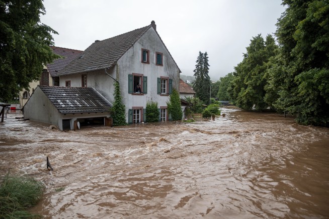 Europe floods: Search for missing goes on as toll tops 90