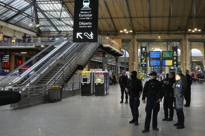 6 stabbed in Paris train station, attacker shot by police