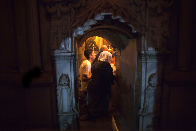 In sign of unity, Christians renovate Christ's tomb together