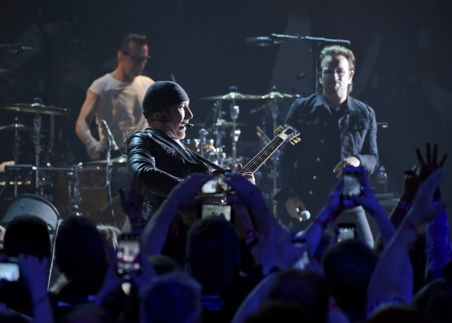 U2 dedicates song to Anthony Bourdain at Apollo show