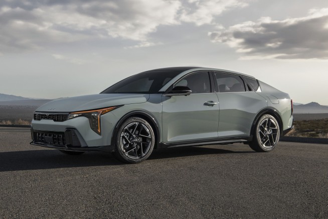 Edmunds small sedan test: 2025 Honda Civic vs. Kia K4