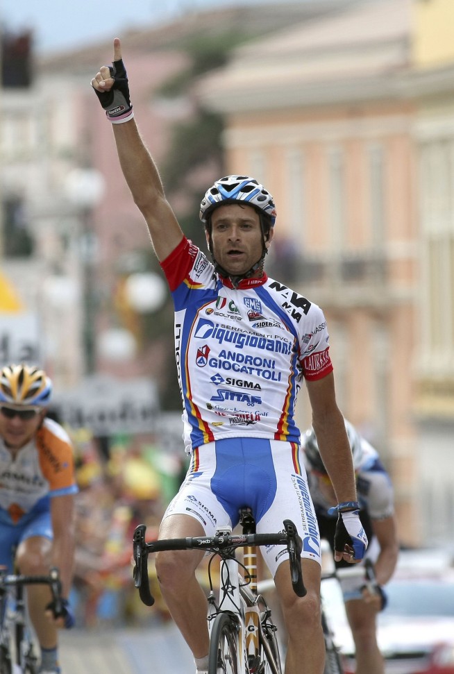 Former Giro winner Scarponi dies after collision with van