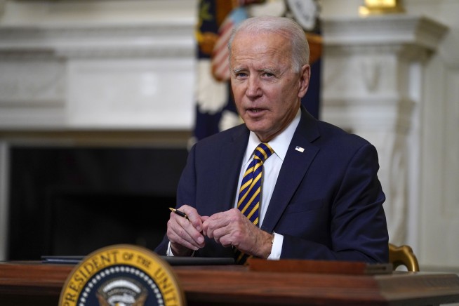 Biden signs $15 minimum wage for federal contract workers