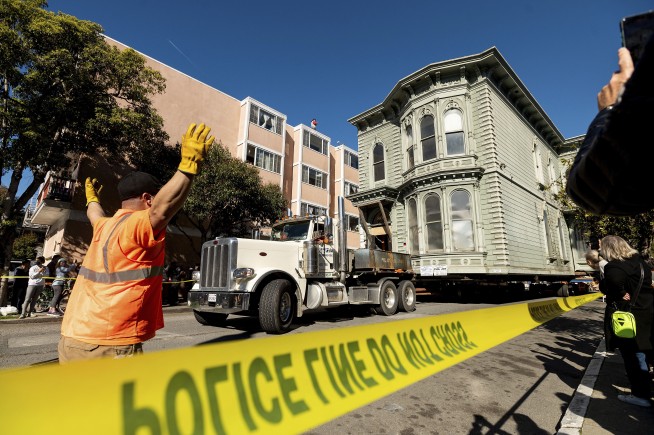 139-year-old house rolls to new San Francisco address