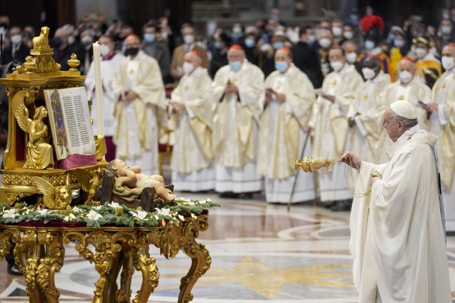 Pope, in New Year's homily, praises women as peacemakers