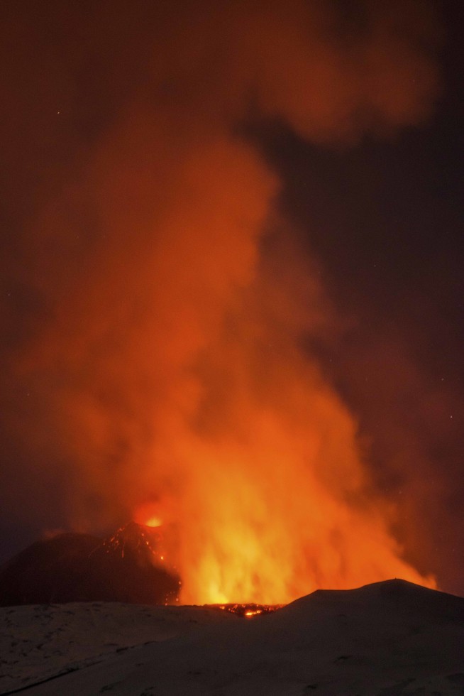 10 injured in explosion on erupting Mount Etna volcano