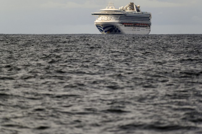 Thousands prepare to get off ship hit by virus in California