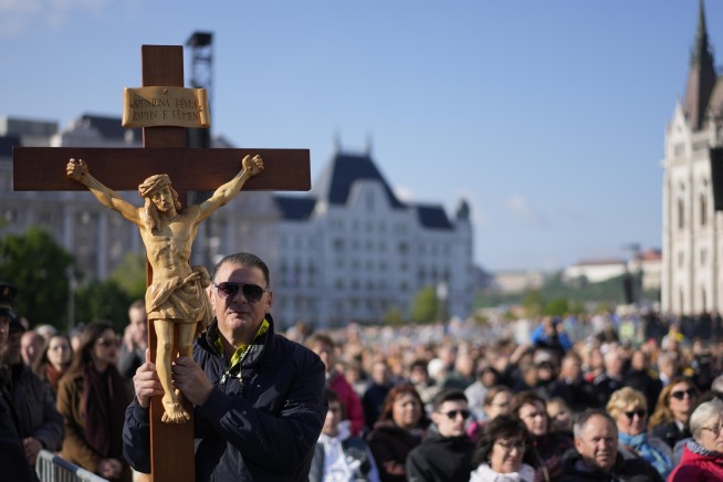 Pope in final Mass in Budapest urges Hungary to open doors