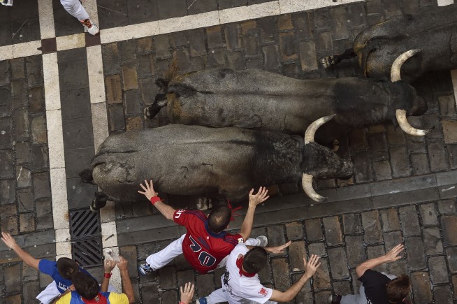 1 dead from bull-run goring in Alicante; 2 gored in Pamplona