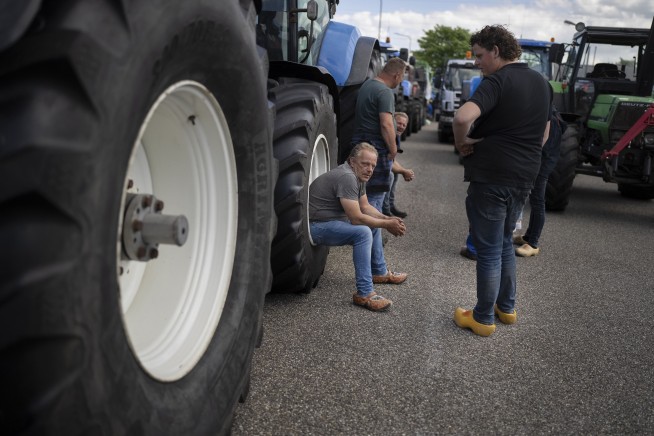 Anger simmers for Dutch farmers who oppose pollution cuts
