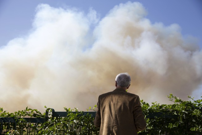 Wildfire blamed on 'terror' roars through Israeli city