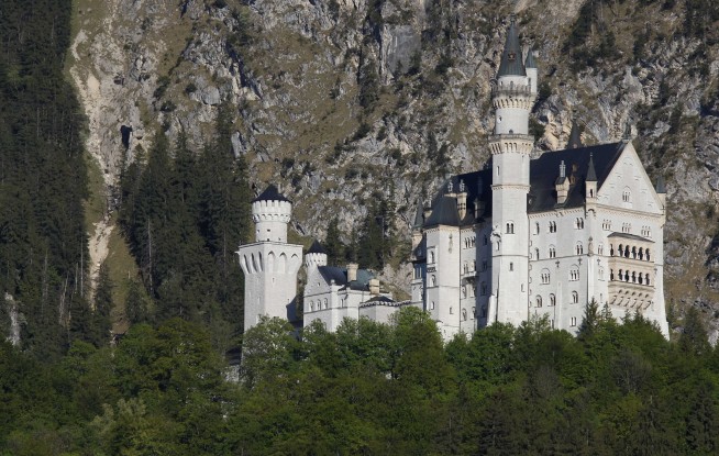 American arrested for pushing 2 US tourists into ravine at German castle, leaving one woman dead