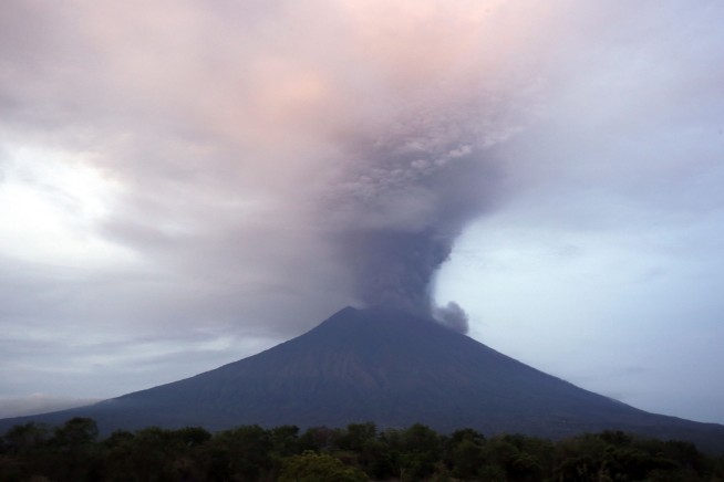 Tens of thousands stranded as Bali volcano closes airport