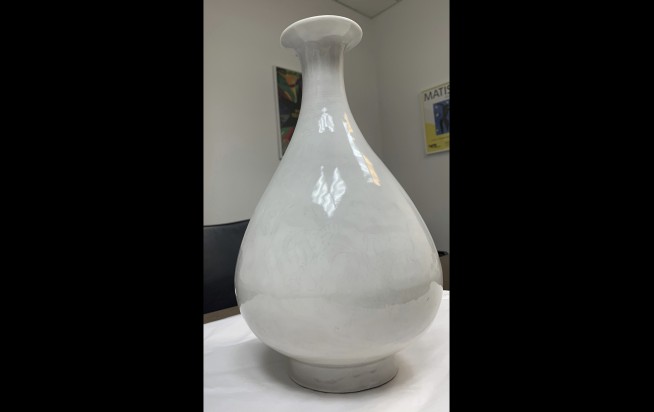 British and Swiss police break up a crime ring and recover a valuable Ming vase in a sting operation