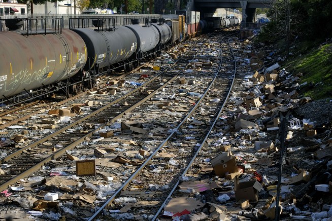 Thieves raiding rail cargo containers in Los Angeles