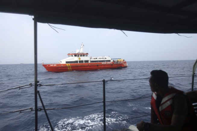 Indonesia search recovers crashed jet's flight recorder