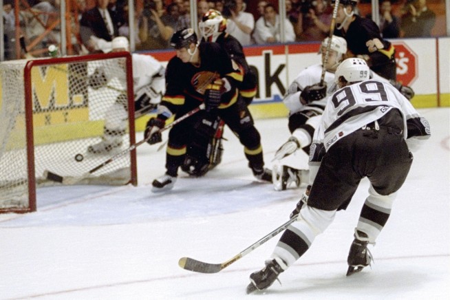 Gretzky witnesses Ovechkin moving 1 goal back of his record as he joins the chase in person