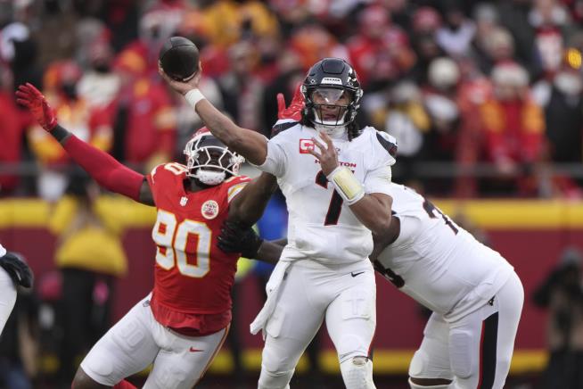 Mahomes and Kelce help Chiefs to a 23-14 win over Texans and another AFC  title game trip | Newser