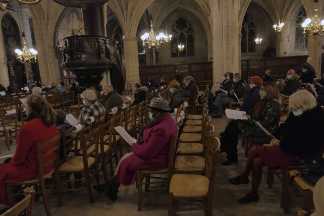 Christmas Eve concert held in Paris' fire-wrecked Notre Dame