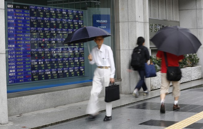 Global stocks sink on Fed rate hike expectations