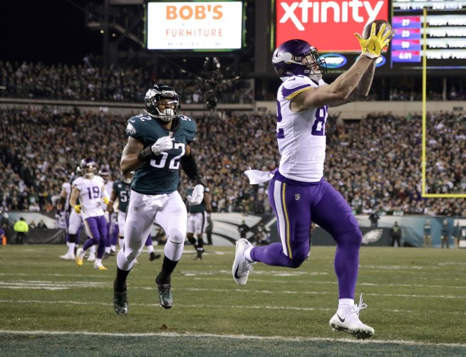 Foles, Eagles fly into Super Bowl, rout Vikings 38-7
