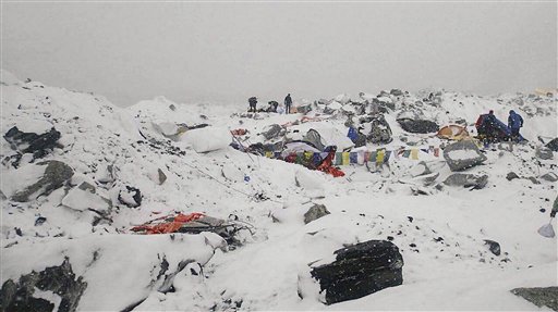 10 dead as quake and avalanche sweep Mount Everest region