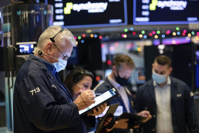Stocks close mostly lower, pushing pause on recent rally