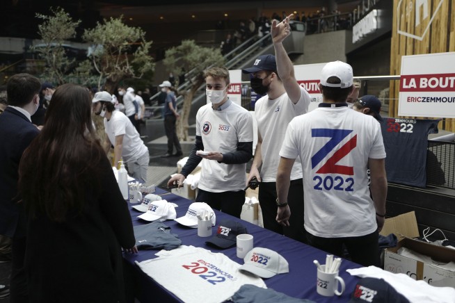 Violence as French far-right TV pundit holds campaign rally