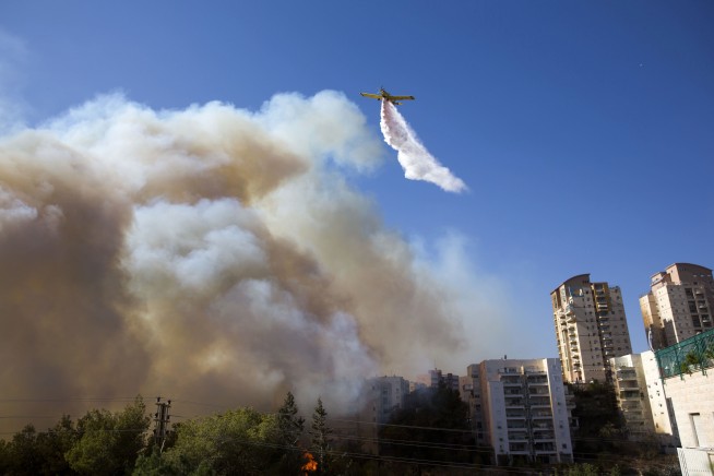 Wildfire blamed on 'terror' roars through Israeli city