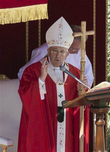 Hometown pastor says community stands by co-pilot, family