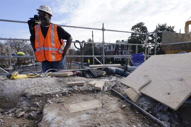Crews may have found 1887 time capsule in Lee statue base
