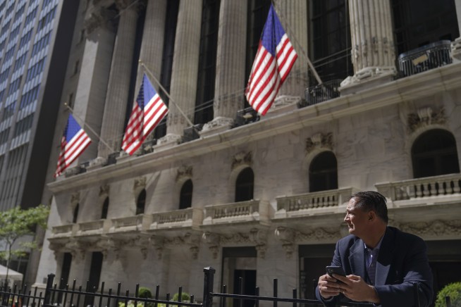 Wall Street loses more ground, extending a losing streak