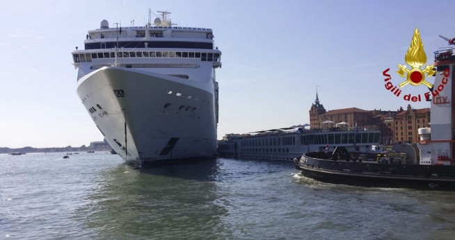 Huge cruise ship plows into tourist boat, dock in Venice
