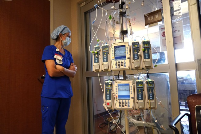 US hits 700,000 COVID deaths just as cases begin to fall