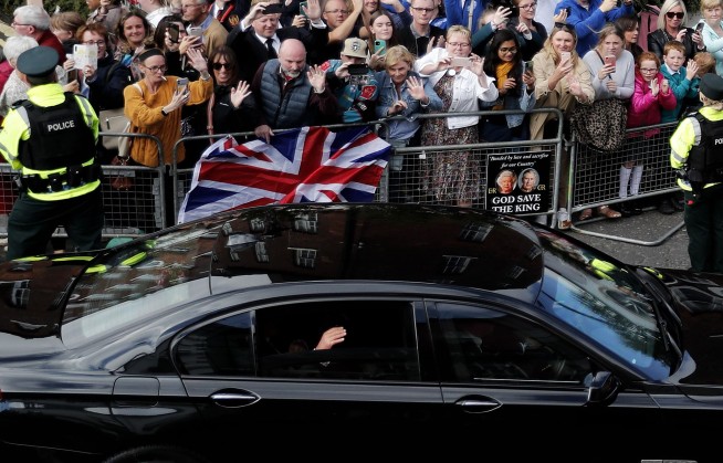 Casket of Queen Elizabeth II arrives at Buckingham Palace